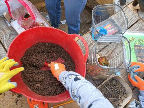 preparando la tierra del huerto